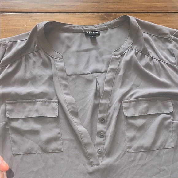 Torrid Gray 3 Button Blouse 2X - Picture 6 of 6